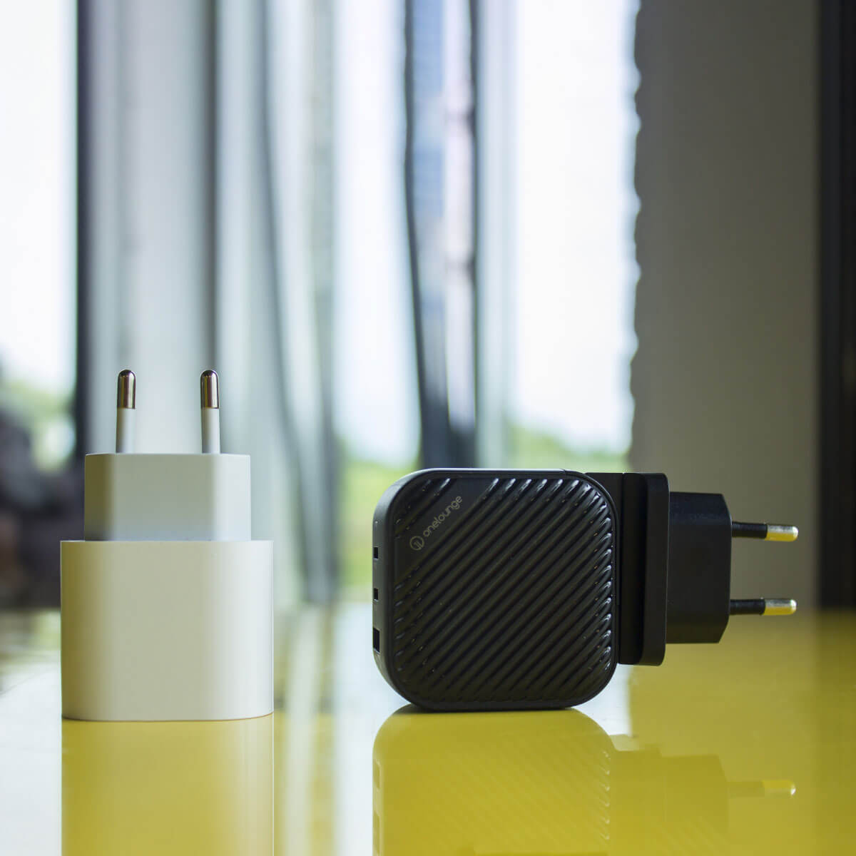 Компактні розміри швидкого бездротового зарядного пристрою oneLounge 1Power GaN 66W 2xUSB-C + USB-A