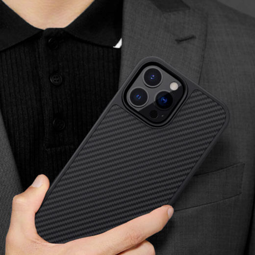 Чорний карбоновий чохол Nillkin Synthetic Fiber Series створений захищати iPhone 13 Pro Max